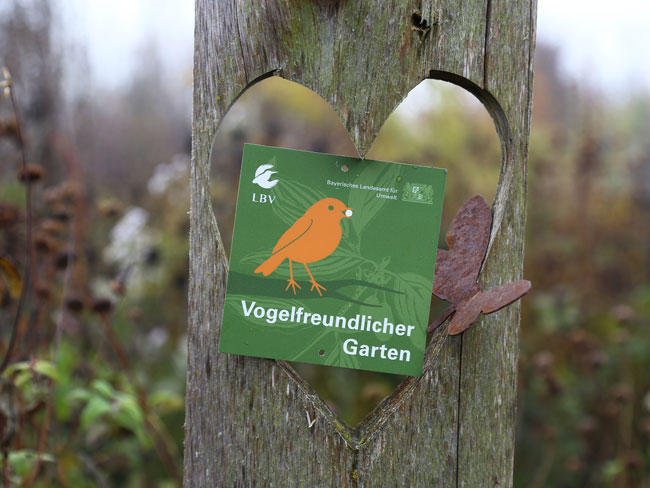 Plakette vom Vogelfreundlichen Garten mit Herz