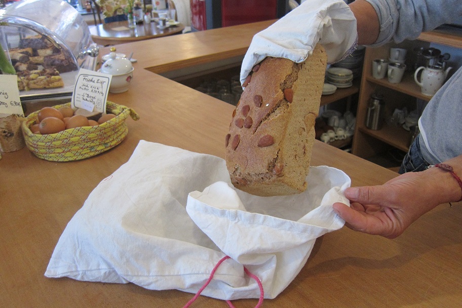  Brot im mitgebrachten Stoffbeutel